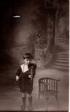 Carte-Photo Enfant jouant du
