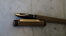 STYLO PLUME SHEAFFER TARGA - REGENCY STRIPES - PLUME PLAQUE OR 23 CARATS MOYENNE