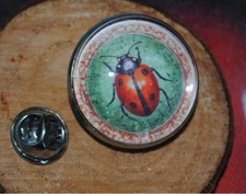 broche pin's coccinelle sur