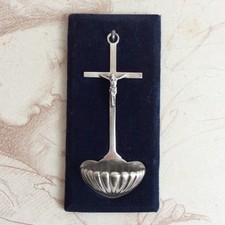 Ancien Petit Bénitier Jésus sur la Croix en Argent sur Velours Bleu