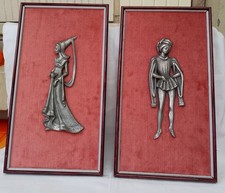 2 Cadres Personnages En Étain En Tenue Moyenâgeuse Sur Velours Rose