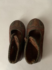 ancienne paire de chaussures enfant, cuir brodé, babouches