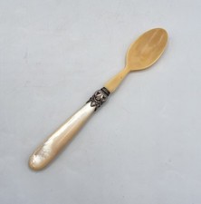 Cuillère à bouillie en nacre et métal argenté repoussé gravé fin XIXème