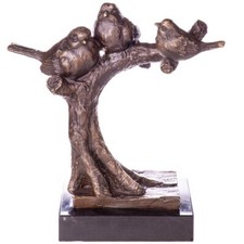 Sculpture de trois oiseaux sur