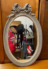 MIROIR OVALE STYLE ANCIEN AVEC RUBAN ET GUIRLANDE DE PERLES PATINÉ GRIS