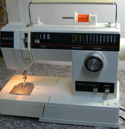 Singer sewing machine - y3,
