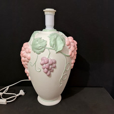 Lampe en plâtre à décor réhaussé de raisins sans abat-jour