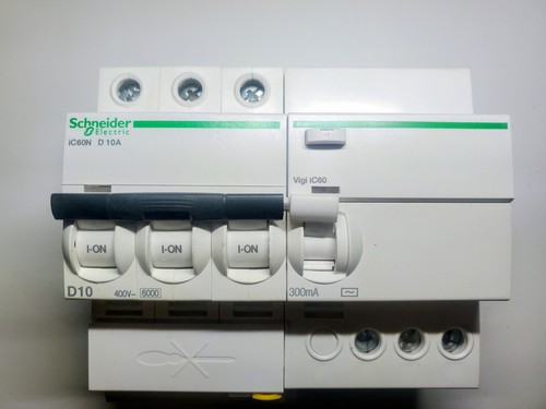 Disjoncteur schneider a9f75310 - disjoncteur,