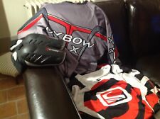 Lot de 3 accessoires de moto : 2 tee-shirt et 1 paire de protections de coudes