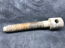 ancienne et grosse vis en bois