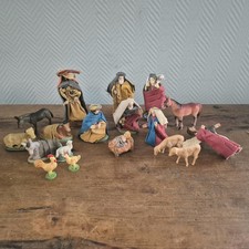 Lot de 18 figurines de crèche