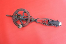 Ancienne perceuse à main et ses mèches