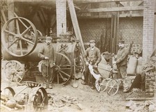 Trois hommes devant une