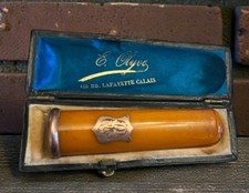 Fume cigarette ambre et