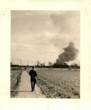 Photo, WW2. Belg. 1941 : soldat allemand observe un incendie de forêt "Deurne...