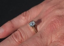 Belle bague Or blanc 18 Carats  / Diamant ovale 0,50 ct expertisée