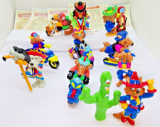 KINDER , MOTOCOYOTES , complet 10 figurines+accéssoires+10 BPZ en français /  V4