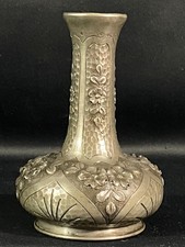 Vase à long col en étain à décor floral Art Nouveau signé Cortesi