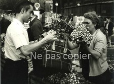 MARCHANDE vers 1960 PARIS LES HALLES photo PIERRE PARENTE photo humaniste