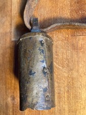 ANCIENNE  SONNAILLE CLOCHETTE /LAITON  RIVETÉ ALPAGE CHEVRE -JOLI SON -COLLIER