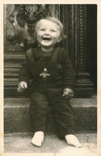 Snapshot enfant assis sur