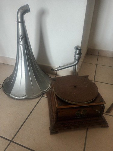 Phonographe avec pavillon - avec, à