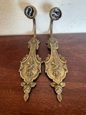 Paire d'appliques en bronze aux roses et aux attributs