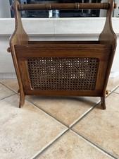 Porte-revues ancien en bois et cannage