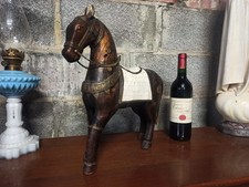 Cheval ancien en bois sculpté et harnachement bronze et corne