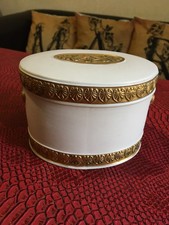 Ancienne boîte à bijoux en porcelaine de biscuit avec motif doré à l'or fin, 12X