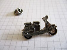 SCOOTER LAMBRETTA MILAN VESPA STYLE PIAGGIO ITALY - VINTAGE PIN - us23