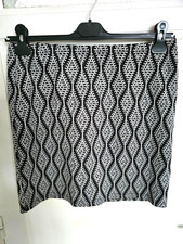 JUPE COURTE NOIRE IMPRIMEE FPC TAILLE 38 COM9