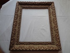 CADRE ANCIEN EN BOIS SCULPTÉ. RICHE DÉCOR FLORAL