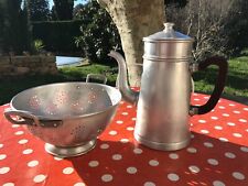 ancienne cafetière Tournus et une passoire vintage en alu