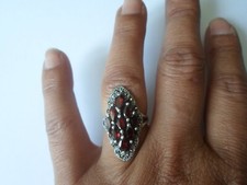 bague en argent massif, marquise pavée de grenats entourée de marcassites, t. 56