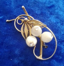 VINTAGE Bijou ancien BROCHE FLEURS et FEUILLES métal doré et boules blanches