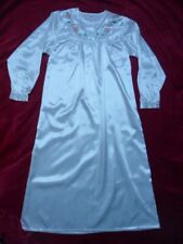 CHEMISE DE NUIT FRANÇAISE VINTAGE POLYESTER SOYEUX BLANC AVEC BIB BRODÉ