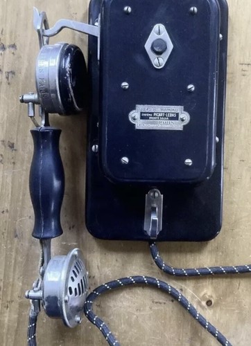 Telephone mural ancien
