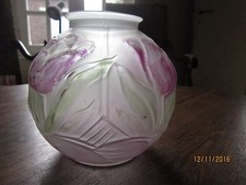 Vase boule en verre moulé