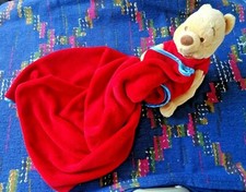 UP/ DOUDOU DISNEY STORE WINNIE SERVIETTE PLAID ROUGE LISERET BLEU ETAT NEUF