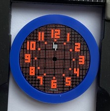 Boitier bleu cadran - +, montre