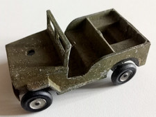 ANCIENNE JEEP MILITAIRE EN