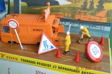 DINKY TOYS = PEUGEOT J7