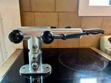 Etau de coutelier conçu pour