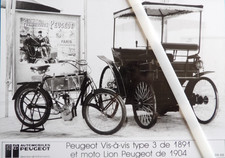 Photo PEUGEOT presse vis à vis type 3 de 1891 et moto lion de 1904 CP84