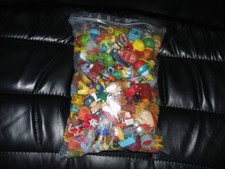 Lot d'environ 200 sujets Kinder en plastique