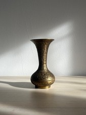 Mini vase en laiton indien ciselé à la main – décor floral – vintage