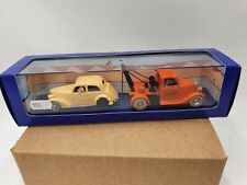 la dépanneuse avec la voiture