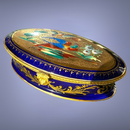 Boite porcelaine signée - , le