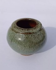 Vase en grès signé à